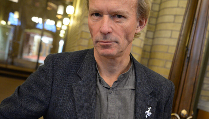 Frode Sulland leverte en drøss med femkroninger tilbake til Stortinget i 2014. Frode Sulland leverte en drøss med femkroninger tilbake til Stortinget i 2014.