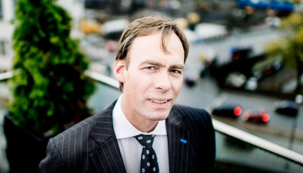 Det hender Knut Smith-Erichsen tar seg tid til et slag bordtennis på kontoret. Det hender Knut Smith-Erichsen tar seg tid til et slag bordtennis på kontoret.