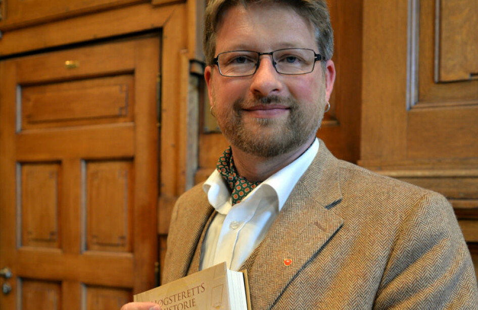Jørn Øyrehagen Sunde, her med hans bok om Høyesteretts historie.