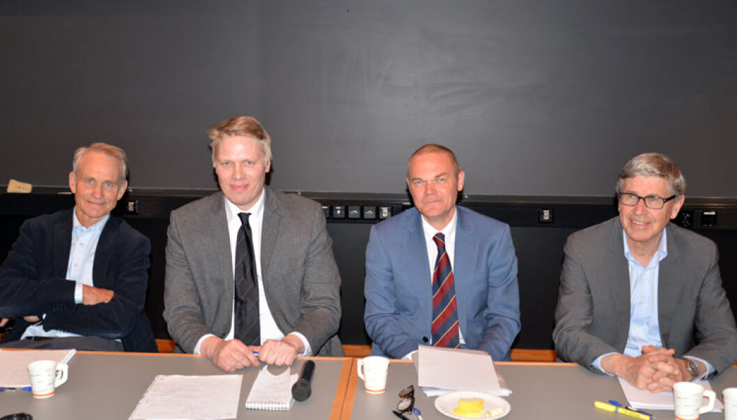 Tidligere regjeringsadvokat Sven Ole Fagernæs (t.v.) i paneldebatt med ordstyrer og prodekan Stig Solheim, dommer i Høyesterett Arnfinn Baardsen og Advokatforeningens leder Erik Keiserud. Tidligere regjeringsadvokat Sven Ole Fagernæs (t.v.) i paneldebatt med ordstyrer og prodekan Stig Solheim, dommer i Høyesterett Arnfinn Baardsen og Advokatforeningens leder Erik Keiserud.