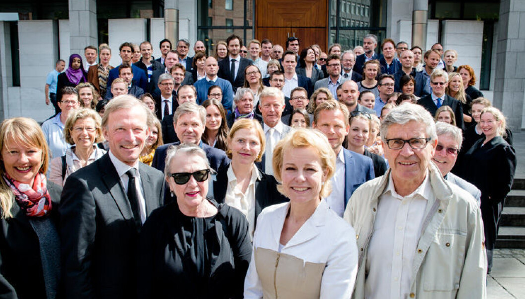 Advokater i Oslo og Bergen vil ikke stille til fengslingsmøter i straffesaker og utlendingssaker i en uke i august. Disse 82 Oslo-advokatene er klare til aksjon, her med «aksjonsgeneralene» Marte Svarstad Brodtkorb (fra venstre) Frode Sulland, Berit Reiss-Andersen, Merete Smith og Erik Keiserud i front. Advokater i Oslo og Bergen vil ikke stille til fengslingsmøter i straffesaker og utlendingssaker i en uke i august. Disse 82 Oslo-advokatene er klare til aksjon, her med «aksjonsgeneralene» Marte Svarstad Brodtkorb (fra venstre) Frode Sulland, Berit Reiss-Andersen, Merete Smith og Erik Keiserud i front.