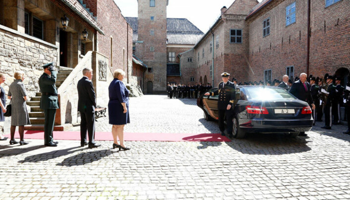 Kong Harald var tidligere på dagen tilstede under den offisielle markeringen av jubileet i plenumssalen i Høyesterett.