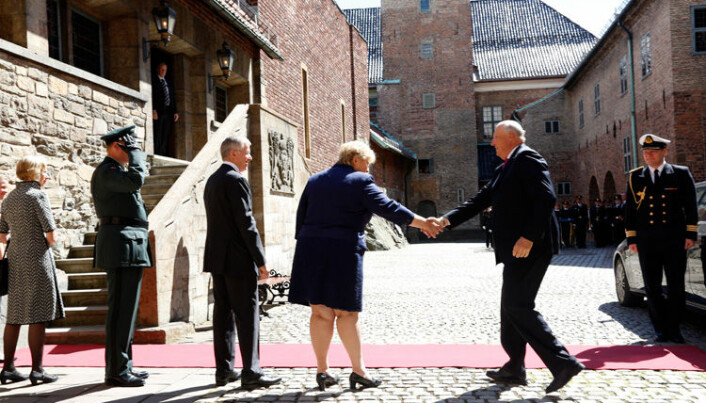 Kong Harald ble møtt av statsminister Erna Solberg og høyesterettsjustitiarius Tore Schei.