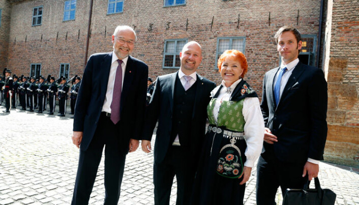 Justisminister Anders Anundsen flankert av Svein Roald Hansen (til venstre) og Marit Nybakk fra Stortingets presidentskap. Helt til høyre statssekretær Vidar Brein-Karlsen.