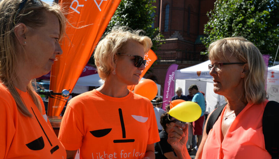 SV-politiker på Stortinget, Karin Andersen (til høyre) støtter helhjertet opp om rettshjelpsaksjonen, fortalte hun da hun møtte aksjonistene Marte Svarstad Brodtkorb og Merete Smith på stand under Arendalsuka.