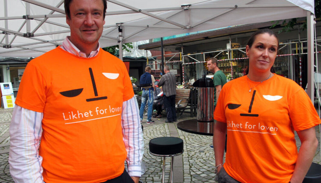 - Våre krav bør møtes med sunn fornuft, sier John Christian Elden, som stod på stand i Bergen sammen med Linda Ellefsen Eide - Våre krav bør møtes med sunn fornuft, sier John Christian Elden, som stod på stand i Bergen sammen med Linda Ellefsen Eide