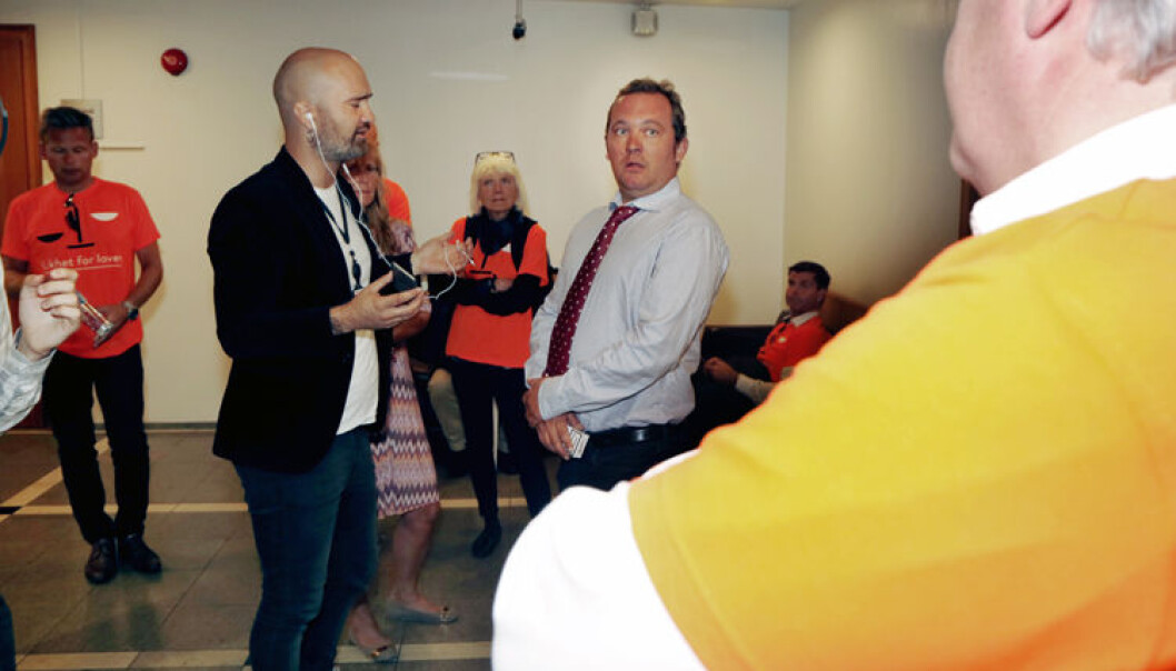 Erling Mehus innrømmet overfor VG at han var «litt bitter» på Advokatforeningen. Her veksler han blikk med advokat Kim Gerdts (med ryggen til) mens han blir intervjuet av VGs journalist Gordon Andersen. Erling Mehus innrømmet overfor VG at han var «litt bitter» på Advokatforeningen. Her veksler han blikk med advokat Kim Gerdts (med ryggen til) mens han blir intervjuet av VGs journalist Gordon Andersen.
