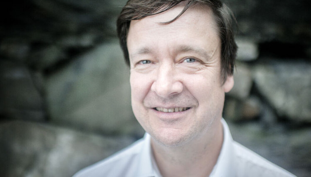 John Christian Elden bruker en time på nett hver morgen. - Så vet jeg at det ikke er noe som ligger og brenner, sier han. John Christian Elden bruker en time på nett hver morgen. - Så vet jeg at det ikke er noe som ligger og brenner, sier han.