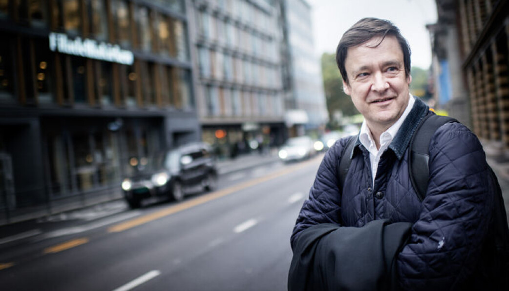 Med kappen over armen på vei til Høyesterett. Med kappen over armen på vei til Høyesterett.
