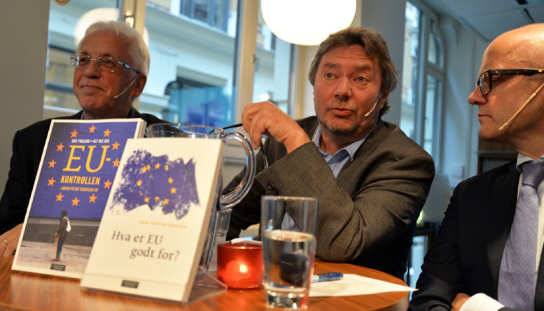 - Norske kommuner er med på utredninger i EU. Dette er en interessant flytting av politisk makt, sa Alf Ole Ask (i midten), i debatt med Erik Oddvar Eriksen (til venstre) og statsråd Vidar Helgesen. - Norske kommuner er med på utredninger i EU. Dette er en interessant flytting av politisk makt, sa Alf Ole Ask (i midten), i debatt med Erik Oddvar Eriksen (til venstre) og statsråd Vidar Helgesen.