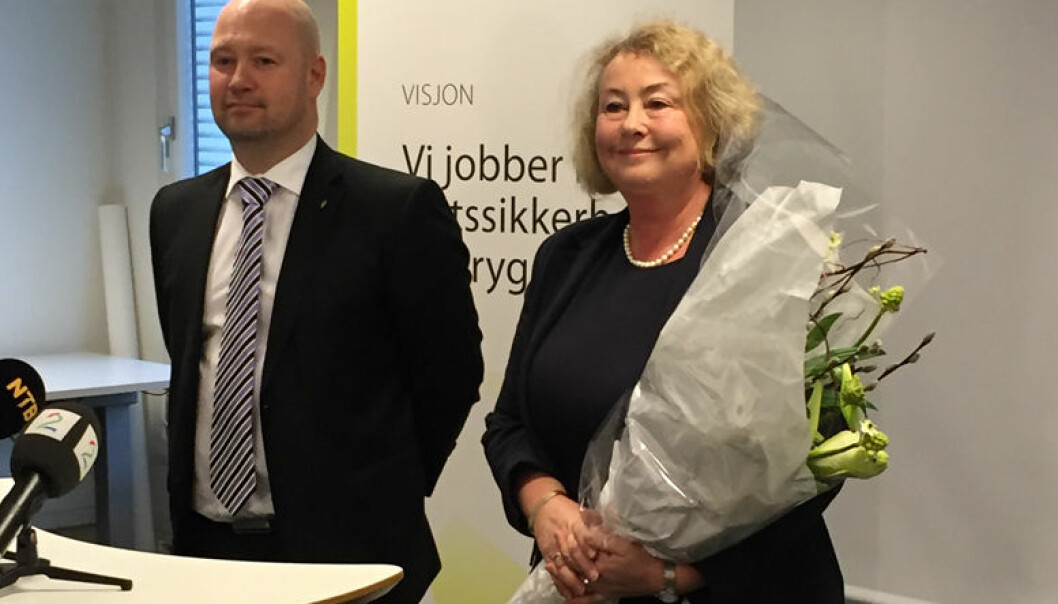 Justisminister Anders Anundsen og Norges første kvinnelige justitiarius, Toril Marie Øie. Foto: Henrik Skjevestad