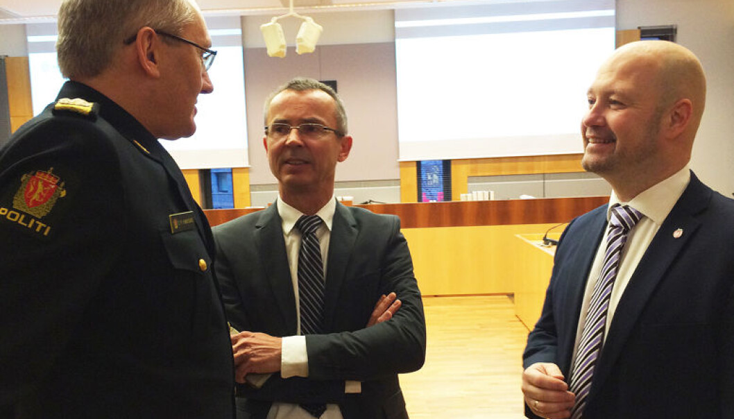 – Når dokumentene forsvinner fra dommernes kontorer, vil vi kunne spare penger til kontorplasser, sa DA-direktør Sven Marius Urke. Her i samtale med politidirektør Odd Reidar Humlegård og justisminister Anders Anundsen da Urke presenterte DAs prosjekt for digitale domstoler. – Når dokumentene forsvinner fra dommernes kontorer, vil vi kunne spare penger til kontorplasser, sa DA-direktør Sven Marius Urke. Her i samtale med politidirektør Odd Reidar Humlegård og justisminister Anders Anundsen da Urke presenterte DAs prosjekt for digitale domstoler.