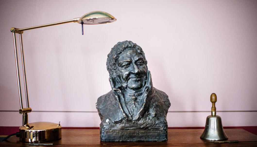 En liten byste av Norges første jusitiarius, Johan Randulf Bull (født 1749, død 1829) er å finne på en hylle på Øies kontor. En liten byste av Norges første jusitiarius, Johan Randulf Bull (født 1749, død 1829) er å finne på en hylle på Øies kontor.