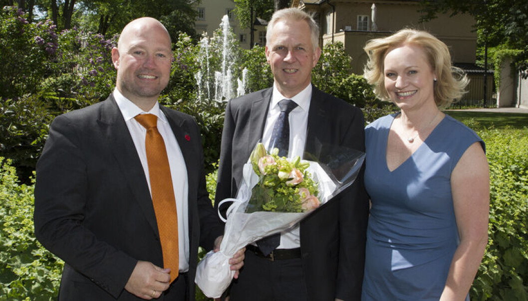 Justisminister Anders Anundsen med de to nye dommerne i Høyesterett, Cecilie Østensen Berglund (44), som blir den yngste dommeren i Høyesterett, og Espen Bergh (55), begge lagmenn fra Borgarting. Ifølge Advokatbladets kilder, er begge usedvanlig kompetente. Foto: Justisdepartementet Justisminister Anders Anundsen med de to nye dommerne i Høyesterett, Cecilie Østensen Berglund (44), som blir den yngste dommeren i Høyesterett, og Espen Bergh (55), begge lagmenn fra Borgarting. Ifølge Advokatbladets kilder, er begge usedvanlig kompetente. Foto: Justisdepartementet