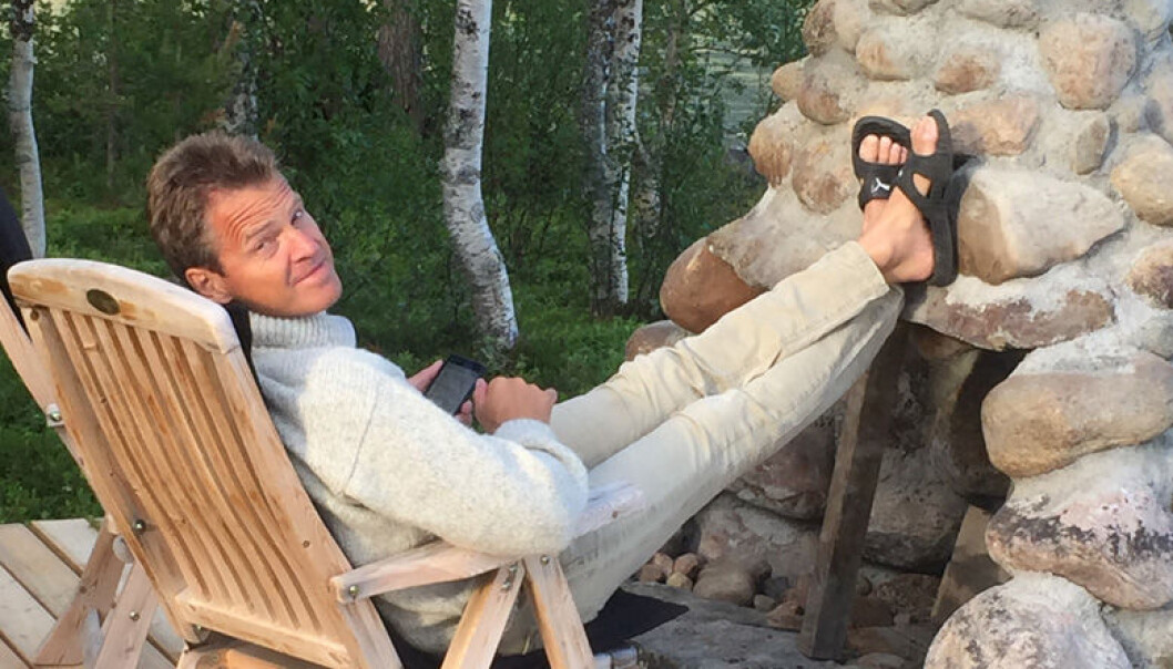 Når Jens Johan Hjort ikke fordyper seg i hjemmelekser fra forgjenger Erik Keiserud og Advokatforeningens generalsekretær Merete Smith, slapper han gjerne av foran sin selv-lagde utepeis. Foto: Privat Når Jens Johan Hjort ikke fordyper seg i hjemmelekser fra forgjenger Erik Keiserud og Advokatforeningens generalsekretær Merete Smith, slapper han gjerne av foran sin selv-lagde utepeis. Foto: Privat
