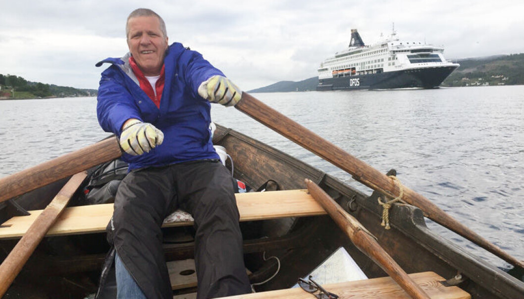 Det var i denne robåten Kambestad og samboeren rodde i på langturen. I bakgrunnen kan den observente skimte DFDS-båten som går mellom Oslo og København. Foto: Privat Det var i denne robåten Kambestad og samboeren rodde i på langturen. I bakgrunnen kan den observente skimte DFDS-båten som går mellom Oslo og København. Foto: Privat