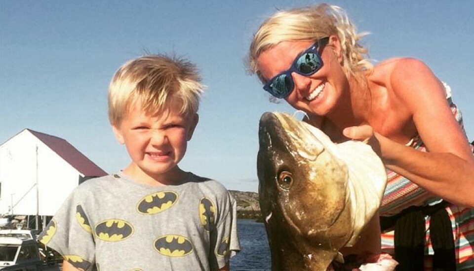 Randi og sønnen Herman med en selvfisket torsk på tolv kilo.