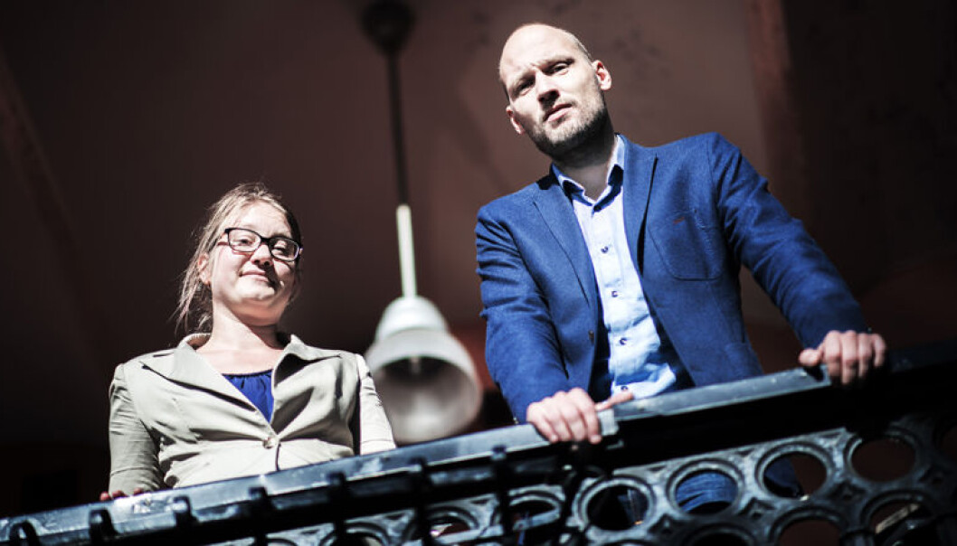 At bare fjorten prosent av partnerne i de 25 største firmaene er kvinner, er et tap for de store forretningsadvokatfirmaene, mener organisasjonsadvokatene Tina Storsletten Nordstrøm og Andreas Moen. At bare fjorten prosent av partnerne i de 25 største firmaene er kvinner, er et tap for de store forretningsadvokatfirmaene, mener organisasjonsadvokatene Tina Storsletten Nordstrøm og Andreas Moen.