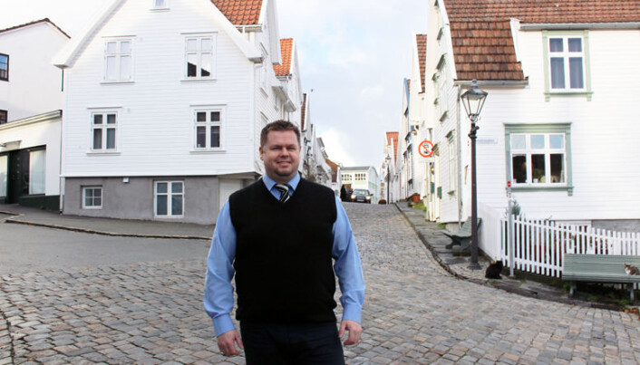 <html><head></head><body> – Hvis fargen på flisene var feil, kunne en tidligere løse det med en kopp kaffe, og et prisavslag, mens man i dag forfølger det, sier Stian Bråstein.</body></html> <html><head></head><body> – Hvis fargen på flisene var feil, kunne en tidligere løse det med en kopp kaffe, og et prisavslag, mens man i dag forfølger det, sier Stian Bråstein.</body></html>