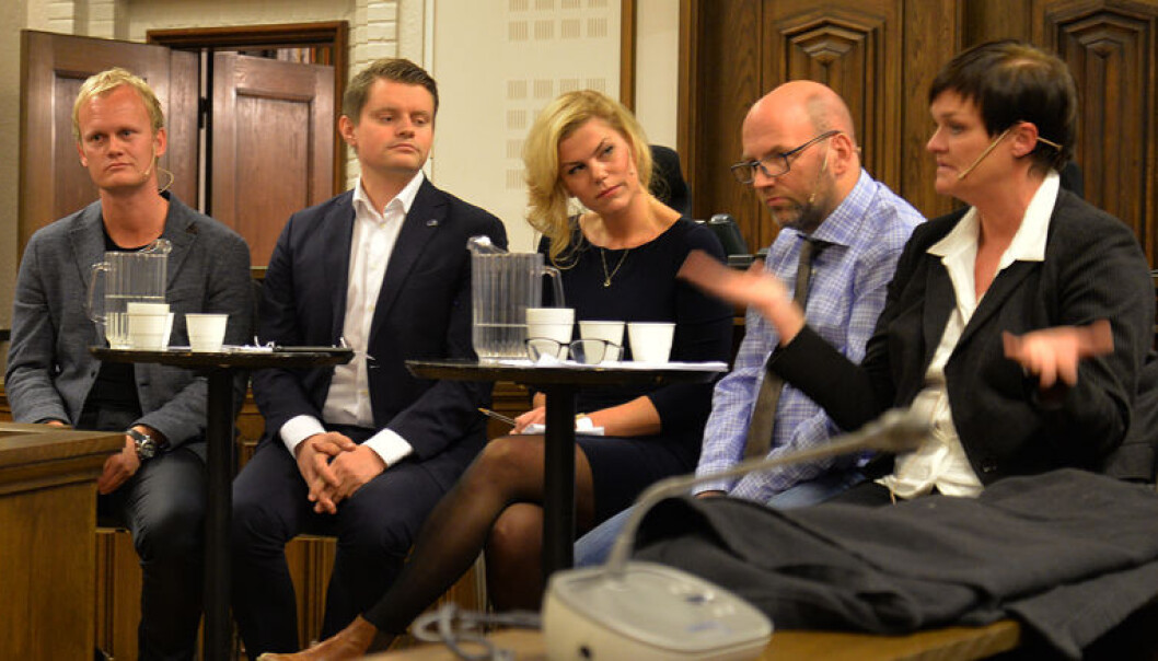 – Dommerstanden er kompetent til å vurdere hva som er riktig straff, mente Mette Yvonne Larsen, som spilte tiltaltes forsvarer (til høyre). Fra venstre Hans Fr. Marthinussen, Peter C. Frølich, Jette Christensen og Brynjar Meling. – Dommerstanden er kompetent til å vurdere hva som er riktig straff, mente Mette Yvonne Larsen, som spilte tiltaltes forsvarer (til høyre). Fra venstre Hans Fr. Marthinussen, Peter C. Frølich, Jette Christensen og Brynjar Meling.