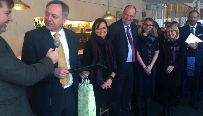 <html><head></head><body> Teamet fra Kvale på utdelingen i Astrup Fearnley-museet. Fra venstre Finansavisens redaksjonssjef Oliver Orskaug, Nicolay Skarning, Kristin Hjelmaas Valla, Jan-Erik Sverre, Eva Karine Løchstøer og Pernille Edh Hasselgård. Foto: Nina Schmidt</body></html> <html><head></head><body> Teamet fra Kvale på utdelingen i Astrup Fearnley-museet. Fra venstre Finansavisens redaksjonssjef Oliver Orskaug, Nicolay Skarning, Kristin Hjelmaas Valla, Jan-Erik Sverre, Eva Karine Løchstøer og Pernille Edh Hasselgård. Foto: Nina Schmidt</body></html>