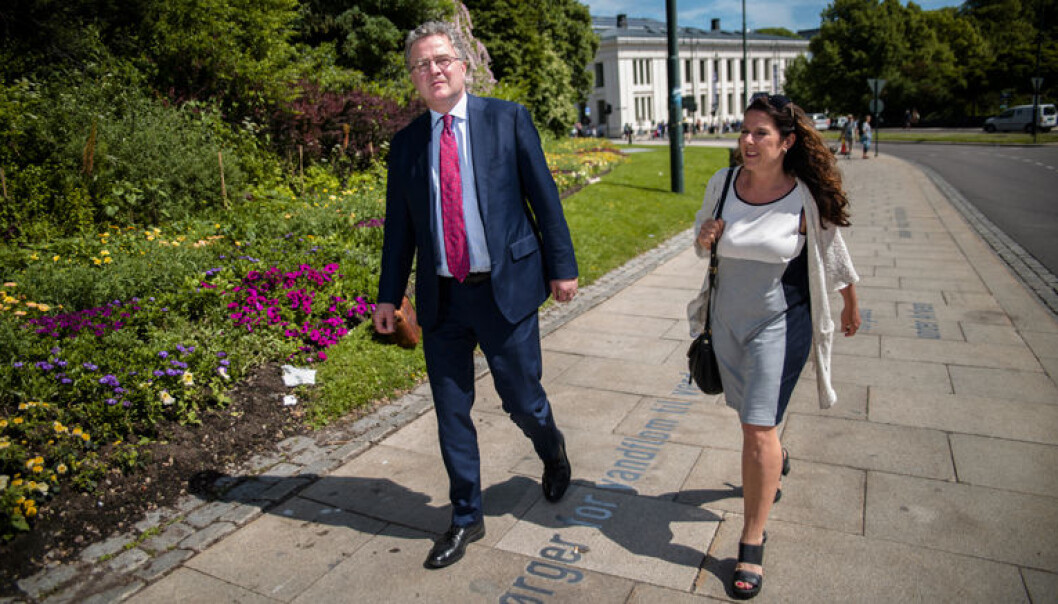 Halvard Helle er skeptisk til Peter Frølich (H) sitt forslag til å hasteinnføre deler av forslaget til ny straffelov. Her med Hege Salomon i Bistandsadvokatutvalget. Foto: Robert Eik Halvard Helle er skeptisk til Peter Frølich (H) sitt forslag til å hasteinnføre deler av forslaget til ny straffelov. Her med Hege Salomon i Bistandsadvokatutvalget. Foto: Robert Eik