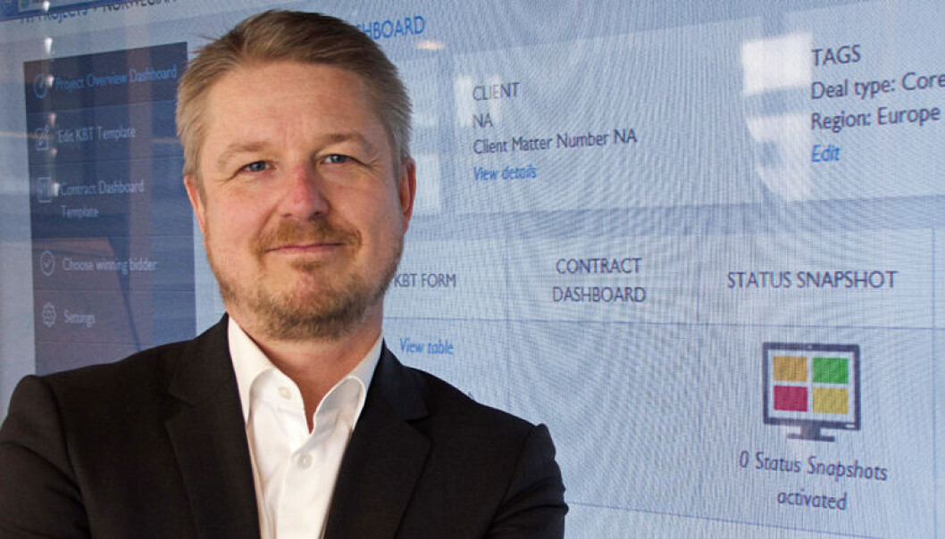 Kunstig intelligens i advokatfirmaene vil bli en «gamechanger de luxe», mener Jan Sandtrø. På skjermen bak er systemet Kira. Kunstig intelligens i advokatfirmaene vil bli en «gamechanger de luxe», mener Jan Sandtrø. På skjermen bak er systemet Kira.