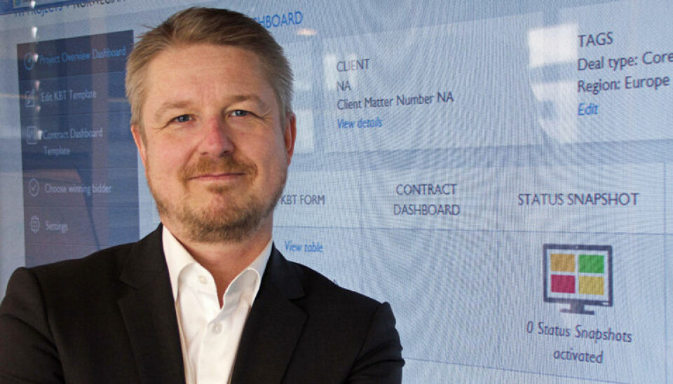 Kunstig intelligens i advokatfirmaene vil bli en «gamechanger de luxe», mener Jan Sandtrø. På skjermen bak er systemet Kira.