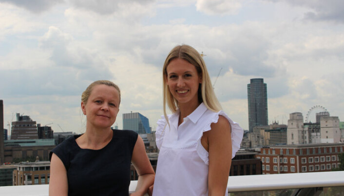 <html><head></head><body> Nordmennene Birgitte Karlsen (t.v.) og Julia Skisaker arbeider begge ved Wikborg Reins London-kontor i Cheapside i London. Arkivfoto: Henrik Skjevestad</body></html> <html><head></head><body> Nordmennene Birgitte Karlsen (t.v.) og Julia Skisaker arbeider begge ved Wikborg Reins London-kontor i Cheapside i London. Arkivfoto: Henrik Skjevestad</body></html>