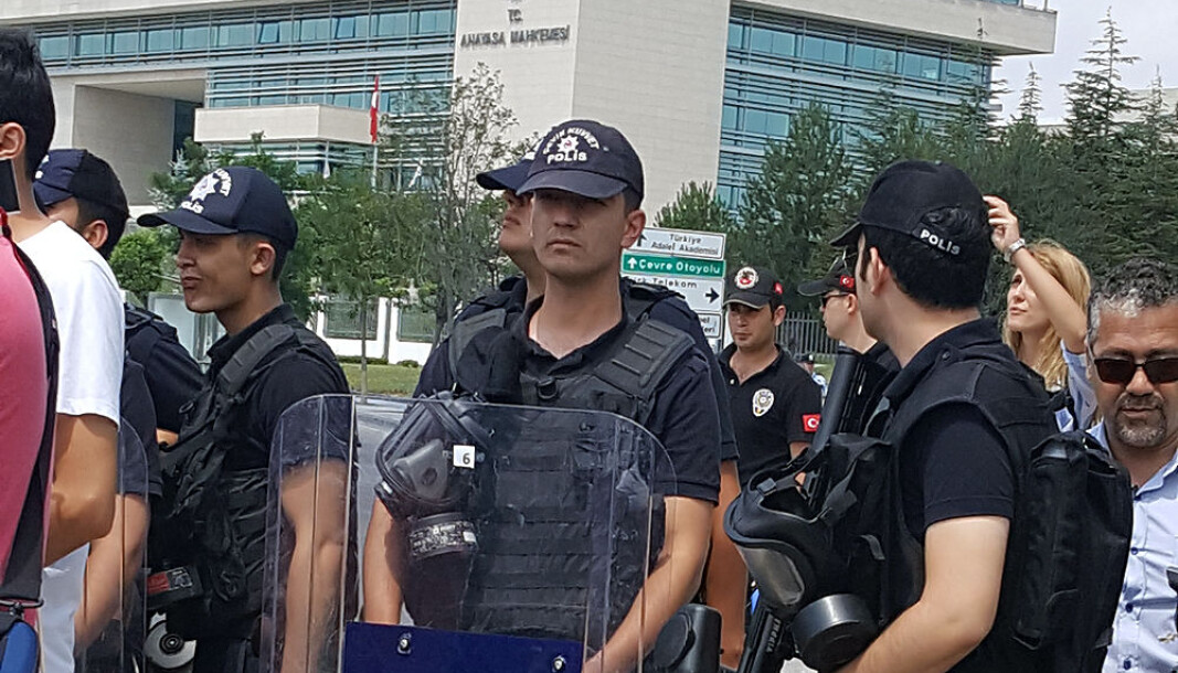 Politiet sperret veien for journalister, advokater og observatører utenfor Høyesterett i Ankara. Foto: Privat Politiet sperret veien for journalister, advokater og observatører utenfor Høyesterett i Ankara. Foto: Privat
