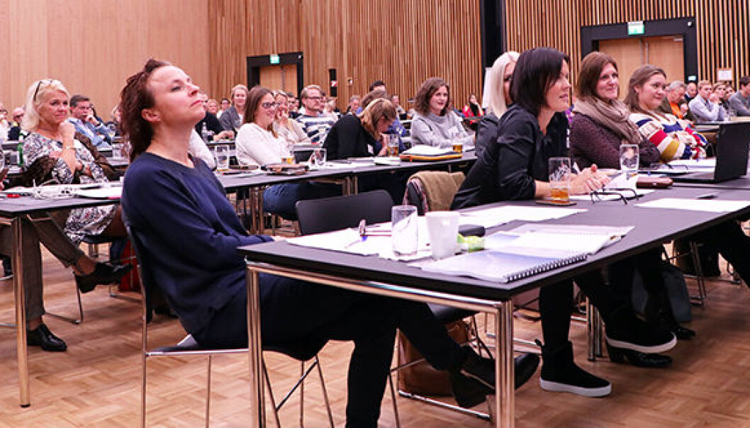 Det var mange kvinner i salen, men bare en på scenen, påpekte Mette Yvonne Larsen (bak til venstre). Det var mange kvinner i salen, men bare en på scenen, påpekte Mette Yvonne Larsen (bak til venstre).