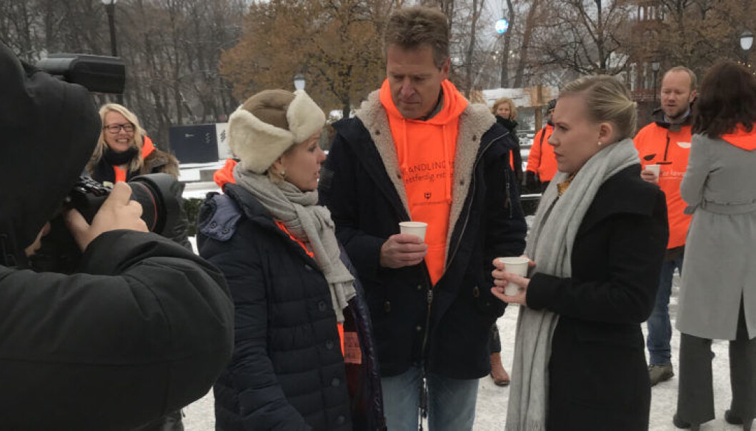 - Det er veldig mange gode argumenter for å gi advokater forhandlingsrett, sier Lene Vågslid (til høyre). Her med Merete Smith og Jens Johan Hjort. - Det er veldig mange gode argumenter for å gi advokater forhandlingsrett, sier Lene Vågslid (til høyre). Her med Merete Smith og Jens Johan Hjort.