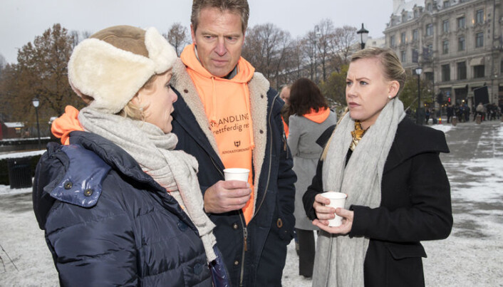 KOM UT: Merete Smith og Jens Johan Hjort tok imot leder av justiskomitéen på Stortinget, Lene Vågslid (Ap) under markeringen for forhandlingsrett foran Stortinget i november i fjor. Foto: KOM UT: Merete Smith og Jens Johan Hjort tok imot leder av justiskomitéen på Stortinget, Lene Vågslid (Ap) under markeringen for forhandlingsrett foran Stortinget i november i fjor. Foto: