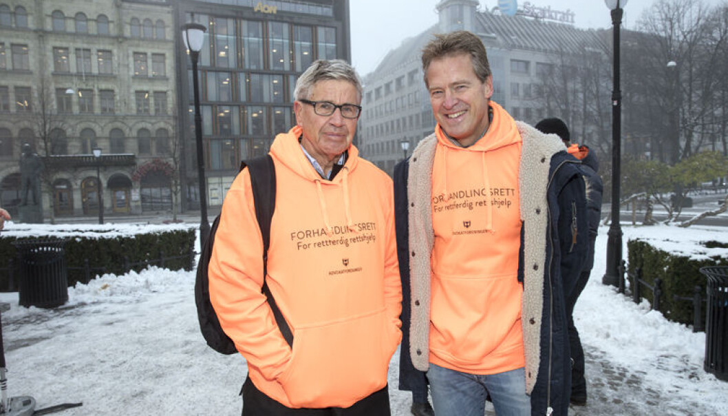 Advokatforeningens forrige leder Erik Keiserud (t.v.) og nåværende leder Jens Johan Hjort aksjonerte for å få forhandlingsrett om salærsatsen foran Stortinget i november i fjor. Foto: Fadum Advokatforeningens forrige leder Erik Keiserud (t.v.) og nåværende leder Jens Johan Hjort aksjonerte for å få forhandlingsrett om salærsatsen foran Stortinget i november i fjor. Foto: Fadum
