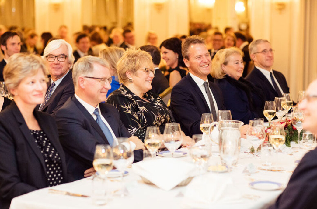 Siv Hallgren, Magnus Matningsdal, Trine Skei Grande, Jens Johan Hjort, høyesterettsjustitiarius Toril Marie Øie og advokat Sigurd Knudtzon hygget seg ved samme bord under Årstalen i 2017. På bordet ved siden av satt blant andre NRK-programleder Ole Torp. Foto: Monica Kvaale Siv Hallgren, Magnus Matningsdal, Trine Skei Grande, Jens Johan Hjort, høyesterettsjustitiarius Toril Marie Øie og advokat Sigurd Knudtzon hygget seg ved samme bord under Årstalen i 2017. På bordet ved siden av satt blant andre NRK-programleder Ole Torp. Foto: Monica Kvaale