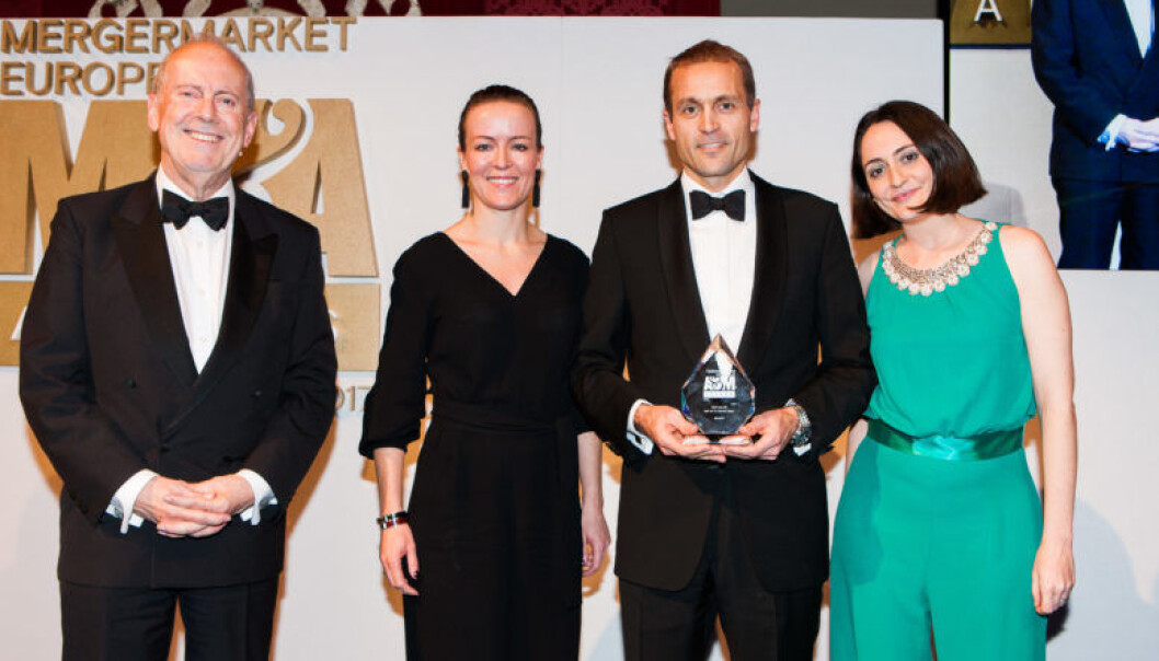 Schjødt-partnerne Camilla Skøie Mørkve, og Kristian Sjåtil (i midten) tok imot prisen under utdelingen i London. Her sammen med konferansier Gyles Brandreth (helt til venstre), og MergerMarket-representanten Garcia Martinez (t.h.). Foto: Schjødt. Schjødt-partnerne Camilla Skøie Mørkve, og Kristian Sjåtil (i midten) tok imot prisen under utdelingen i London. Her sammen med konferansier Gyles Brandreth (helt til venstre), og MergerMarket-representanten Garcia Martinez (t.h.). Foto: Schjødt.