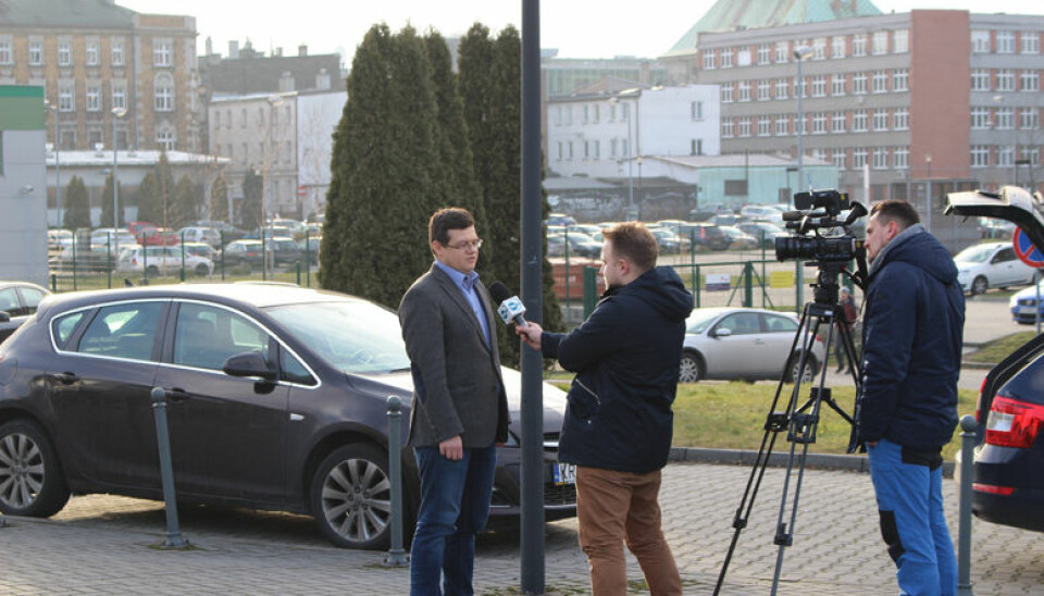 Et TV-team fra den reklamefinansierte kanalen TVN24 var på plass i Katowice samme dag som Advokatbladet for å prate med Krystian Markiewicz om dommerutnevnelser i polske domstoler.