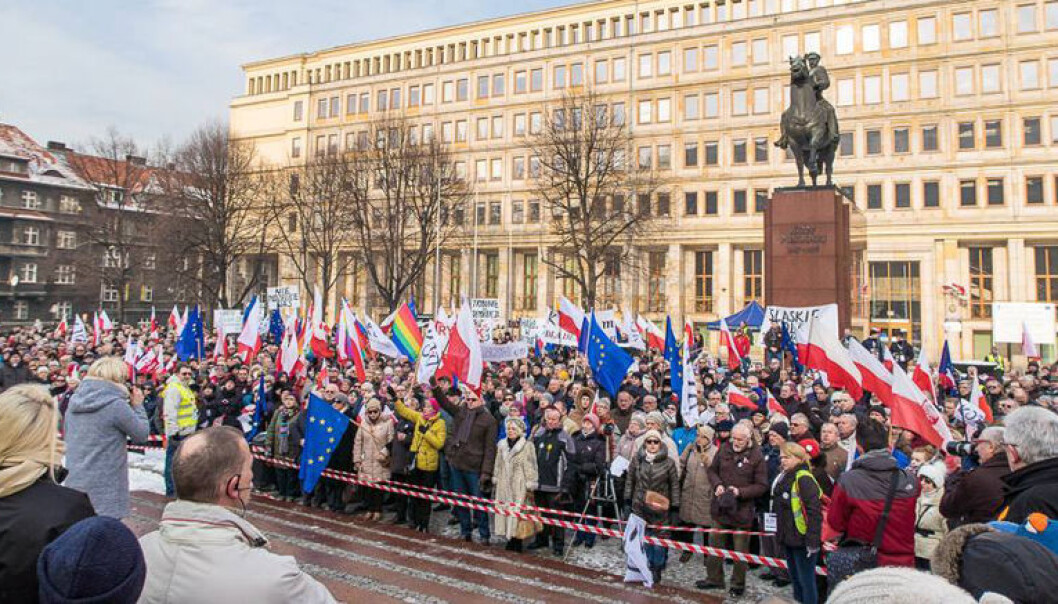 <html><head></head><body> Tilhengere av organisasjonen Komitet Obrony Demokracji har demonstrert i en rekke polske byer de siste par årene. I januar 2016 sto KOD-sympatisører opp for folkets rettigheter i en demonstrasjon i Katowice, etter at en større endring av medieloven i Polen førte til stadig mer statlig kontroll av den polske rikskringkasteren TVP. Foto: KOD</body></html> <html><head></head><body> Tilhengere av organisasjonen Komitet Obrony Demokracji har demonstrert i en rekke polske byer de siste par årene. I januar 2016 sto KOD-sympatisører opp for folkets rettigheter i en demonstrasjon i Katowice, etter at en større endring av medieloven i Polen førte til stadig mer statlig kontroll av den polske rikskringkasteren TVP. Foto: KOD</body></html>