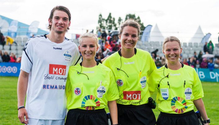 <html><head></head><body> - Da dagen endelig kom, og jeg fikk beskjed om at jeg var blitt FIFA-dommer i 2018, tok det noen timer før det sank inn, sier Emilie Rodahl Dokset (i midten). Forrige sommer ledet hun kjendiskampen under Norway Cup, der Skam-skuespiller Thomas Hayes var en av spillerne. Malin Øiseth (t.v.) og Elisabeth Thoresen (t.h.) var assistentdommere. Foto: Privat</body></html> <html><head></head><body> - Da dagen endelig kom, og jeg fikk beskjed om at jeg var blitt FIFA-dommer i 2018, tok det noen timer før det sank inn, sier Emilie Rodahl Dokset (i midten). Forrige sommer ledet hun kjendiskampen under Norway Cup, der Skam-skuespiller Thomas Hayes var en av spillerne. Malin Øiseth (t.v.) og Elisabeth Thoresen (t.h.) var assistentdommere. Foto: Privat</body></html>