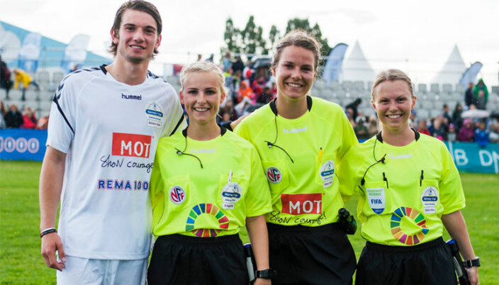Emilie Torkelsen har dømt fotball helt siden hun var 16 år. Her fra kjendiskampen under Norway Cup for noen år siden med kollegene Malin Øiseth (t.v.) og Elisabeth Thoresen og Skam-skuespiller Thomas Hayes.