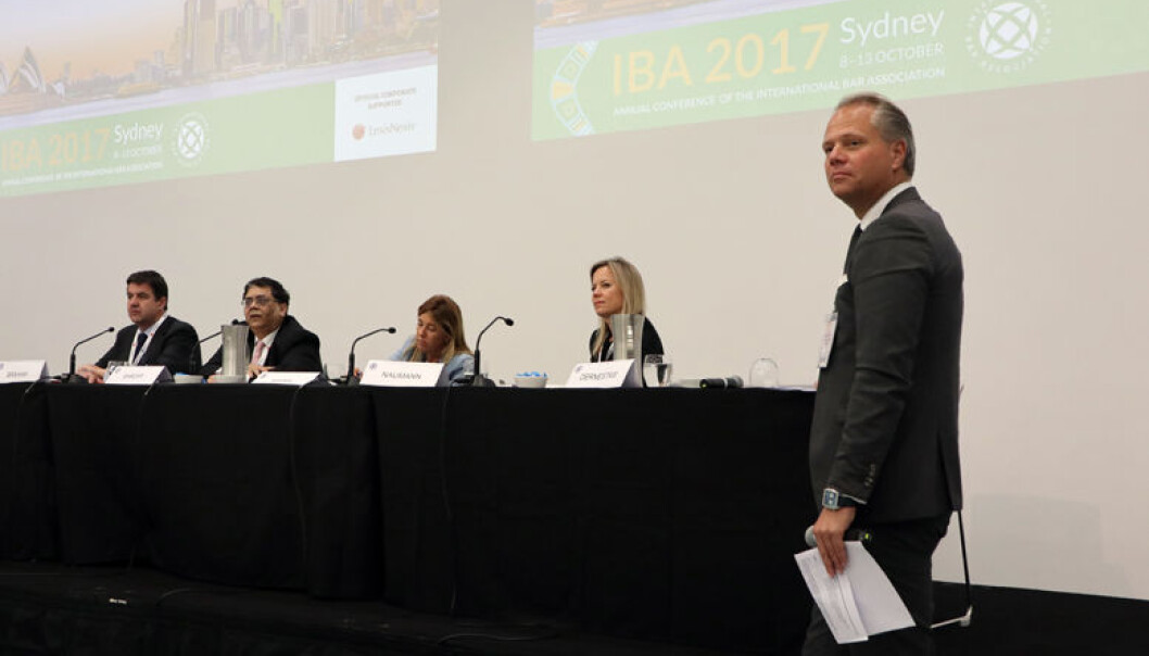 Kultur og ukultur i advokatfirmaenes partnerskap ble diskutert under en seanse på IBA-konferansen i Sydney. I panelet satt blant annet (f.v.) Cecilia Mairal fra Marval O’Farrell & Mairal i Buenos Aires, Ulrike Naumann fra Bowmans i Johannesburg, og Jan Dernestam i Mannheimer Swartling i Stockholm. Kultur og ukultur i advokatfirmaenes partnerskap ble diskutert under en seanse på IBA-konferansen i Sydney. I panelet satt blant annet (f.v.) Cecilia Mairal fra Marval O’Farrell & Mairal i Buenos Aires, Ulrike Naumann fra Bowmans i Johannesburg, og Jan Dernestam i Mannheimer Swartling i Stockholm.