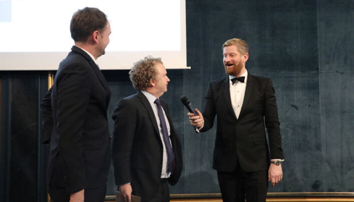 <html><head></head><body> Konferansier Odd Magnus Williamson la ikke skjul på sin takknemlighet overfor SANDS-partnere Lars Tormodsgard (t.v.) og Morten Hugo Berger . Den populære komikeren er nemlig tidligere Westerdals-elev - og en av saksøkerne som vant frem!</body></html> <html><head></head><body> Konferansier Odd Magnus Williamson la ikke skjul på sin takknemlighet overfor SANDS-partnere Lars Tormodsgard (t.v.) og Morten Hugo Berger . Den populære komikeren er nemlig tidligere Westerdals-elev - og en av saksøkerne som vant frem!</body></html>