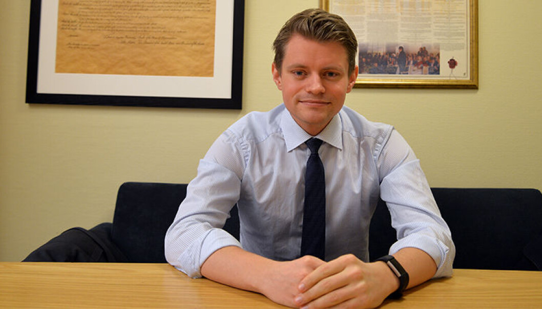 - Det finnes systemer for å anonymisere dommene. Så trenger man en server for å lagre informasjonen og kanskje en redaktør. Mer komplisert trenger det ikke være, forklarer Peter Frølich til Aftenposten. - Det finnes systemer for å anonymisere dommene. Så trenger man en server for å lagre informasjonen og kanskje en redaktør. Mer komplisert trenger det ikke være, forklarer Peter Frølich til Aftenposten.