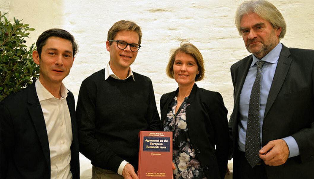 Christophe Hillion (fra v.), Halvard H. Fredriksen, Monica Syrdal og Ola Mestad med den nye EØS-boken. Christophe Hillion (fra v.), Halvard H. Fredriksen, Monica Syrdal og Ola Mestad med den nye EØS-boken.