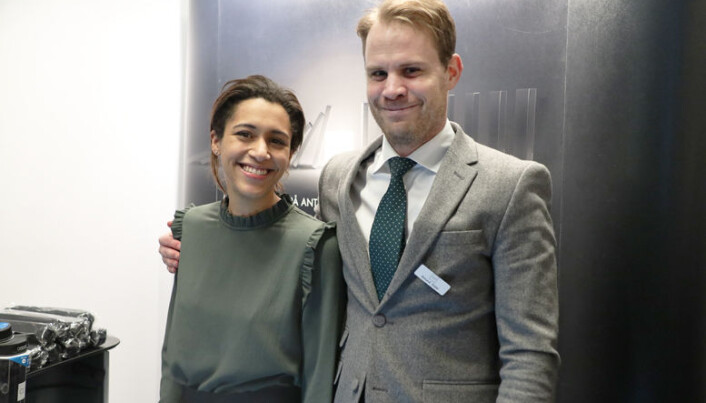<html><head></head><body> Advokat Amund Erdal og advokatfullmektig Kelly Amory fra CLP forsøkte gi studentene et innblikk i fordelene ved å prøve seg i et av de litt mindre firmaene.</body></html> <html><head></head><body> Advokat Amund Erdal og advokatfullmektig Kelly Amory fra CLP forsøkte gi studentene et innblikk i fordelene ved å prøve seg i et av de litt mindre firmaene.</body></html>
