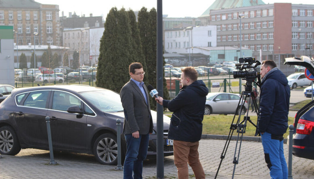Krystian Markiewicz er leder av Polens dommerforening og bekymret for domstol-reformene i landet. Her avbildet under et TV-intervju da Advokatbladet besøkte Katowice i januar. Arkivfoto: Henrik Skjevestad Krystian Markiewicz er leder av Polens dommerforening og bekymret for domstol-reformene i landet. Her avbildet under et TV-intervju da Advokatbladet besøkte Katowice i januar. Arkivfoto: Henrik Skjevestad