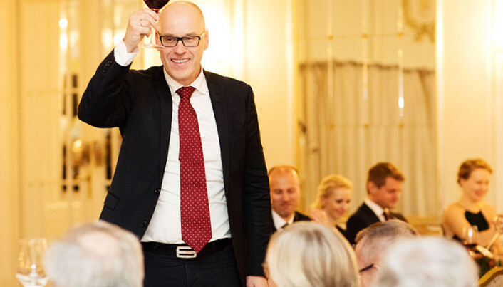 Hallvard Østgård er kjent som en munter mann som gjerne griper ordet i festlige lag. Her fra Advokatforeningens årstalemiddag i fjor, der han utbragte en skål. Foto: Monica Kvaale Hallvard Østgård er kjent som en munter mann som gjerne griper ordet i festlige lag. Her fra Advokatforeningens årstalemiddag i fjor, der han utbragte en skål. Foto: Monica Kvaale