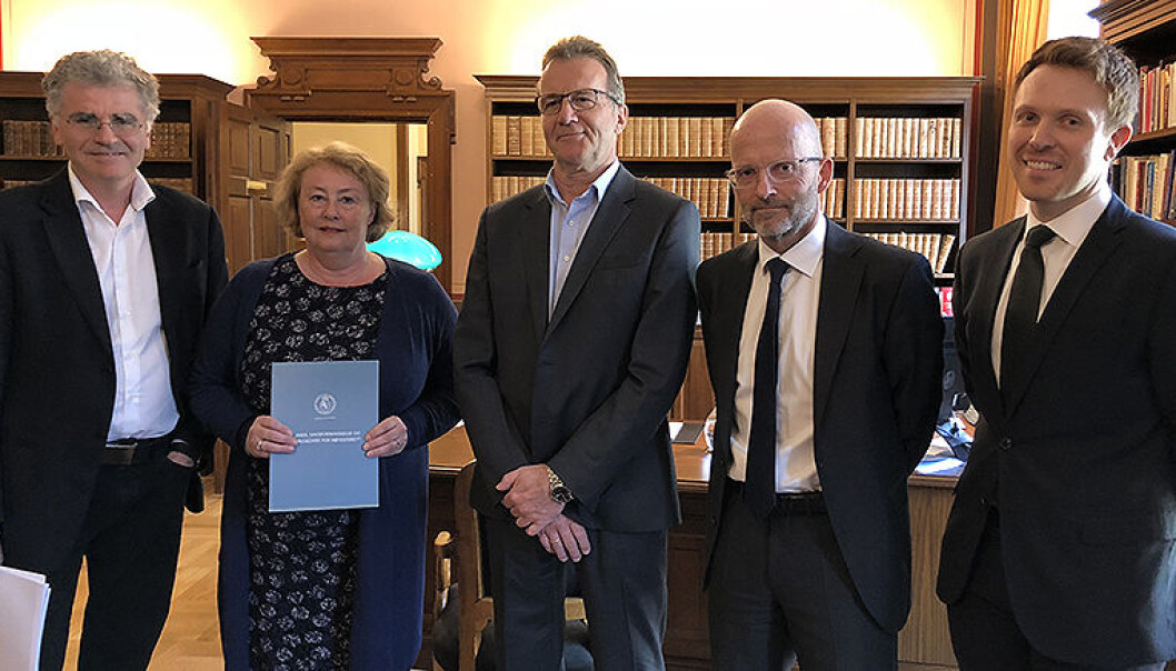Veilederen skal hjelpe advokatene med blant annet å skjære til og spisse sakene. Her høyesterettsjustitiarius Toril Marie Øie flankert av høyesterettsdommerne (fra v.) Knut Kallerud, Wilhelm Matheson og Per Erik Bergsjø. Til høyre nestleder Knut André Aastebøl i utredningsenheten. Veilederen skal hjelpe advokatene med blant annet å skjære til og spisse sakene. Her høyesterettsjustitiarius Toril Marie Øie flankert av høyesterettsdommerne (fra v.) Knut Kallerud, Wilhelm Matheson og Per Erik Bergsjø. Til høyre nestleder Knut André Aastebøl i utredningsenheten.