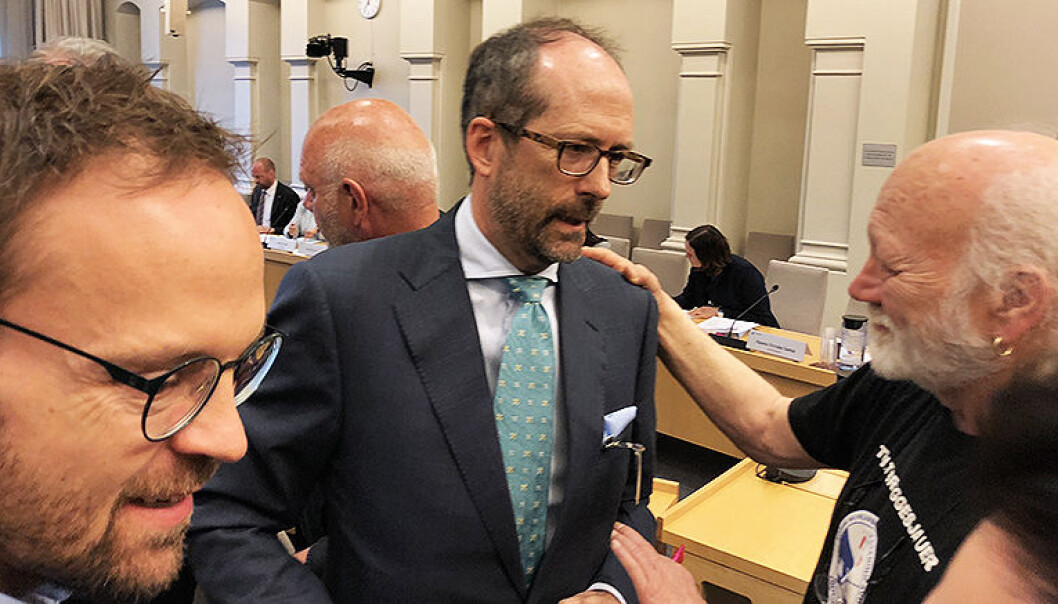 Tidligere transportarbeider, nå pensjonist Vegard Holm kontaktet advokat Jan Fougner etter høringen, og synes det var påtakelig og udemokratisk at motparten fikk mer taletid i høringen enn LO og Transportarbeiderforbundet. Til venstre politisk rådgiver i Advokatforeningen, Martin Kaasgaard Nielsen. Tidligere transportarbeider, nå pensjonist Vegard Holm kontaktet advokat Jan Fougner etter høringen, og synes det var påtakelig og udemokratisk at motparten fikk mer taletid i høringen enn LO og Transportarbeiderforbundet. Til venstre politisk rådgiver i Advokatforeningen, Martin Kaasgaard Nielsen.