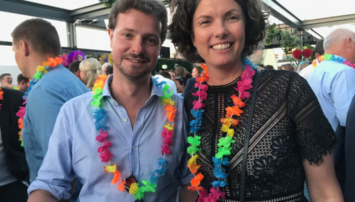 LANGVEISFRA: President Wiebe de Vries i International Association of Young Lawyers (AIJA) hadde reist hele veien fra Amsterdam for å få med seg festen med de norske advokatene, og hygget seg med sin norske kollega Anita Gerdin, til daglig senioradvokat i Simonsen Vogt Wiig. LANGVEISFRA: President Wiebe de Vries i International Association of Young Lawyers (AIJA) hadde reist hele veien fra Amsterdam for å få med seg festen med de norske advokatene, og hygget seg med sin norske kollega Anita Gerdin, til daglig senioradvokat i Simonsen Vogt Wiig.